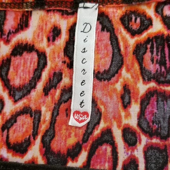 Discreet Animal Print top - Picture 4 of 6